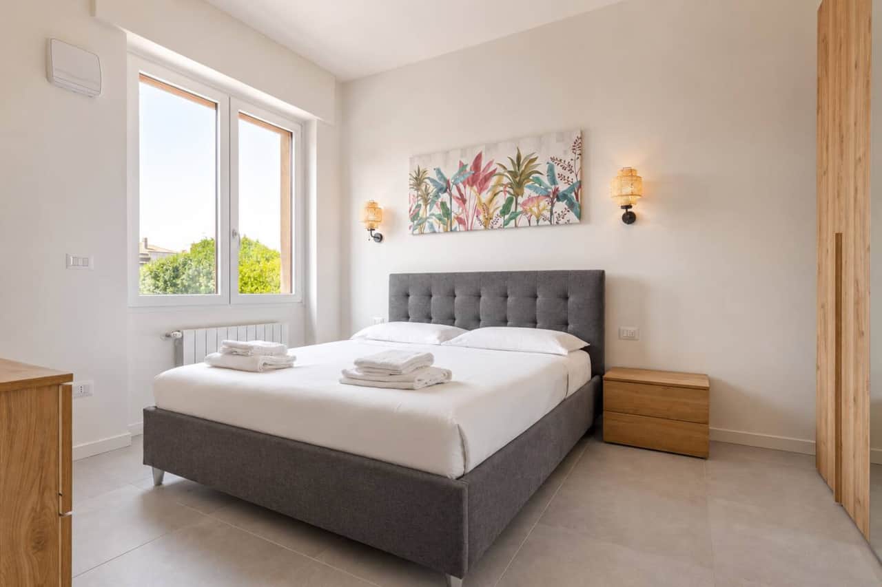Camera da letto matrimoniale confortevole, con smart tv e ampio armadio con specchio