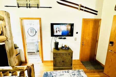 Keurig coffe maker, coffe, tea and creamers provided.  Cable TV available.