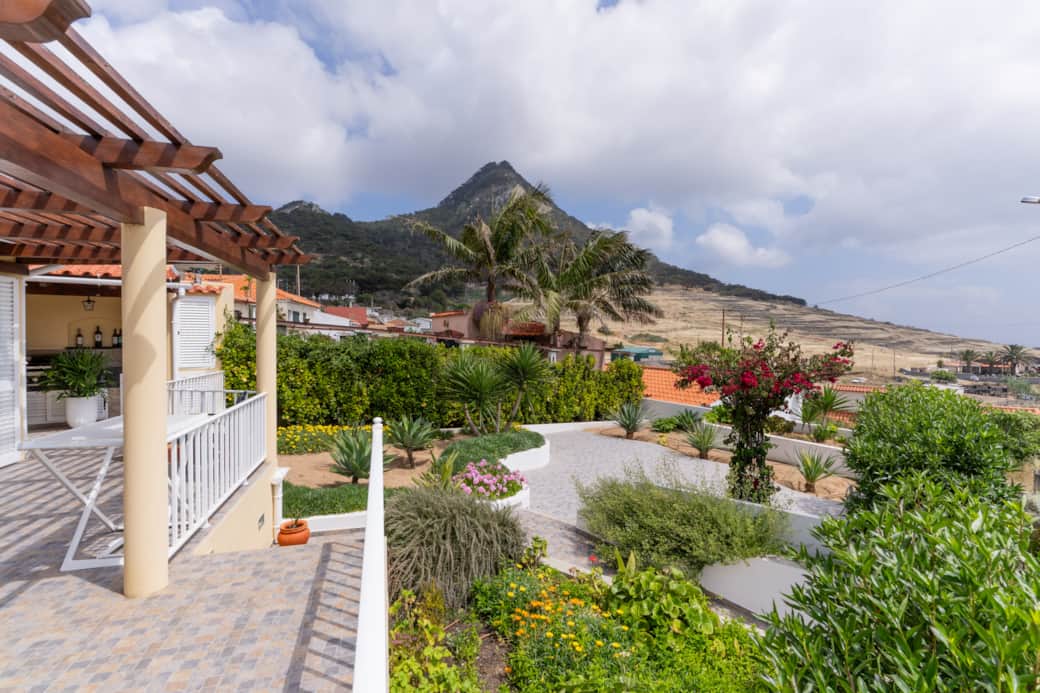 Vista para o jardim e para a montanha