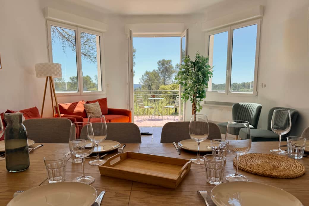 Table Salle à manger et vue sur le parc