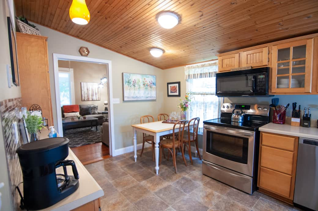 Kitchen with eat-in dining area