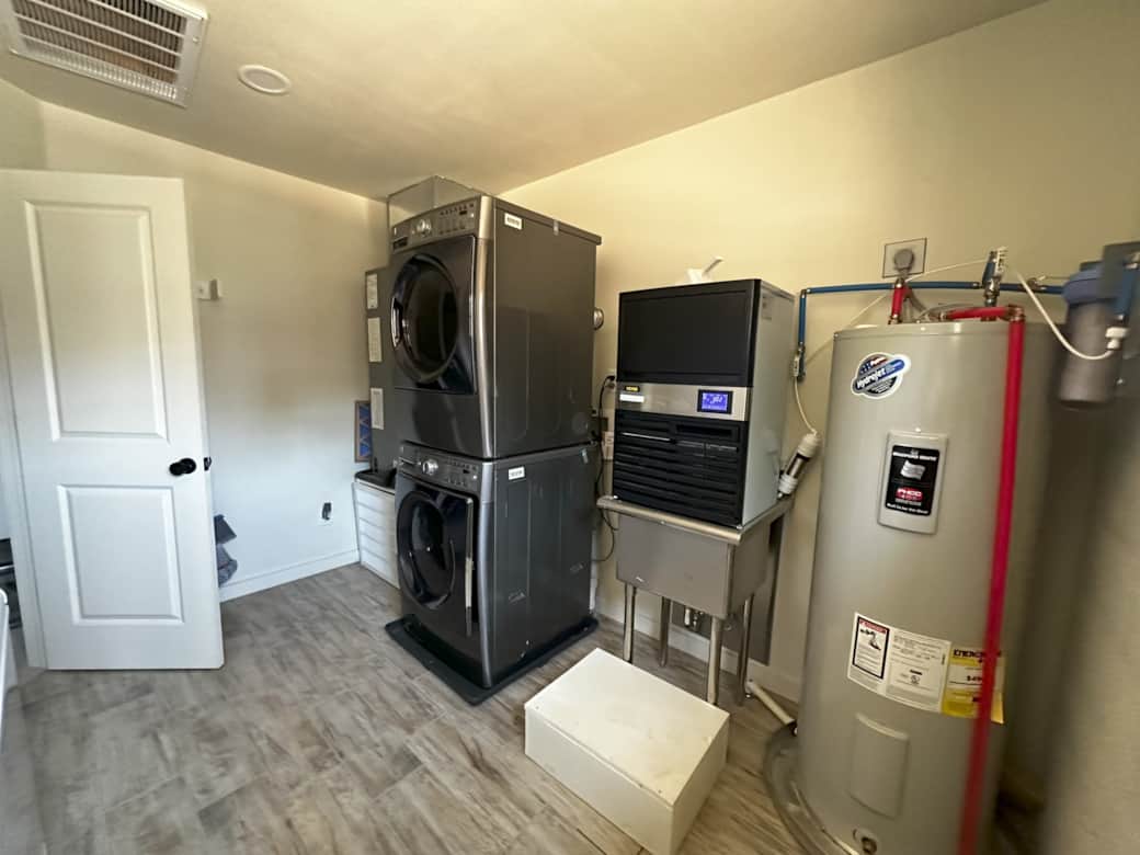 Washer/Dryer & Ice Machine