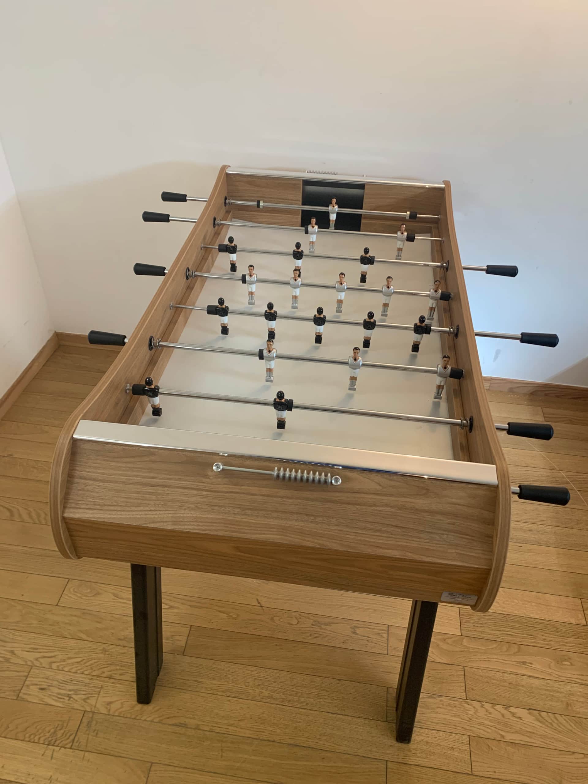 Salle de jeux du Chalet Mont Milo, baby-foot en premier plan, Serre Chevalier Vallée