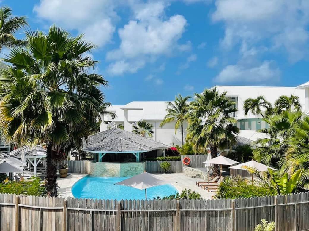 Swimming pool accessible from the parking lot Beach Loft