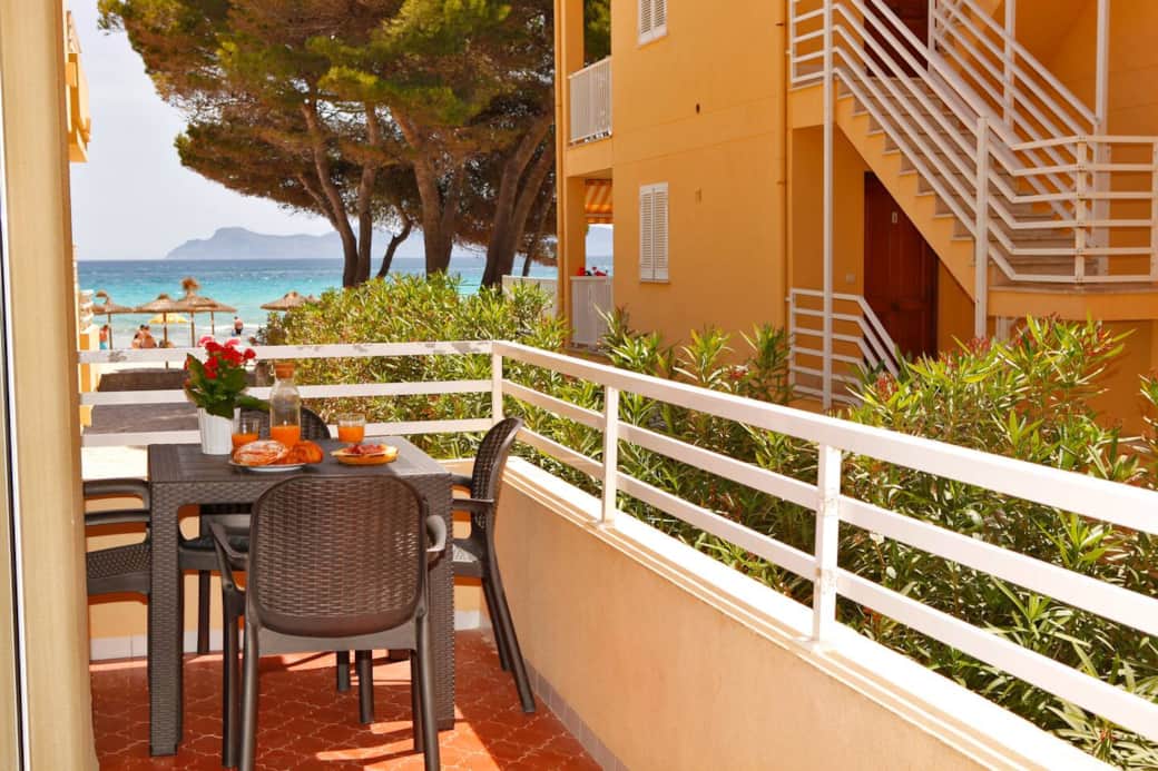 balcón con vistas a la playa