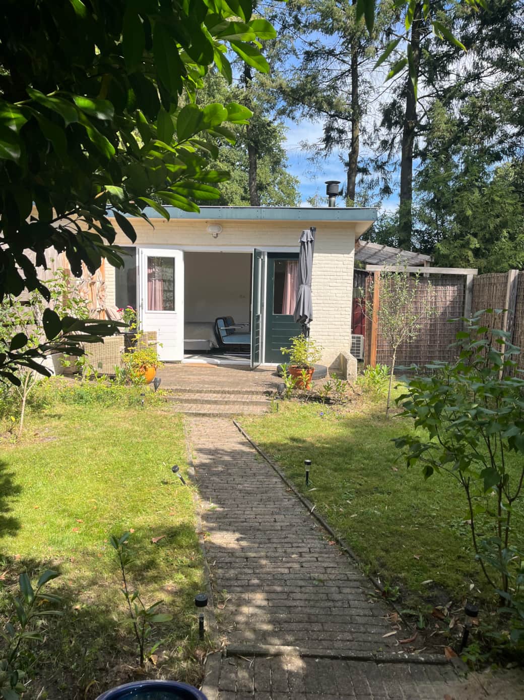 Uitzicht op het huisje vanaf de tuin