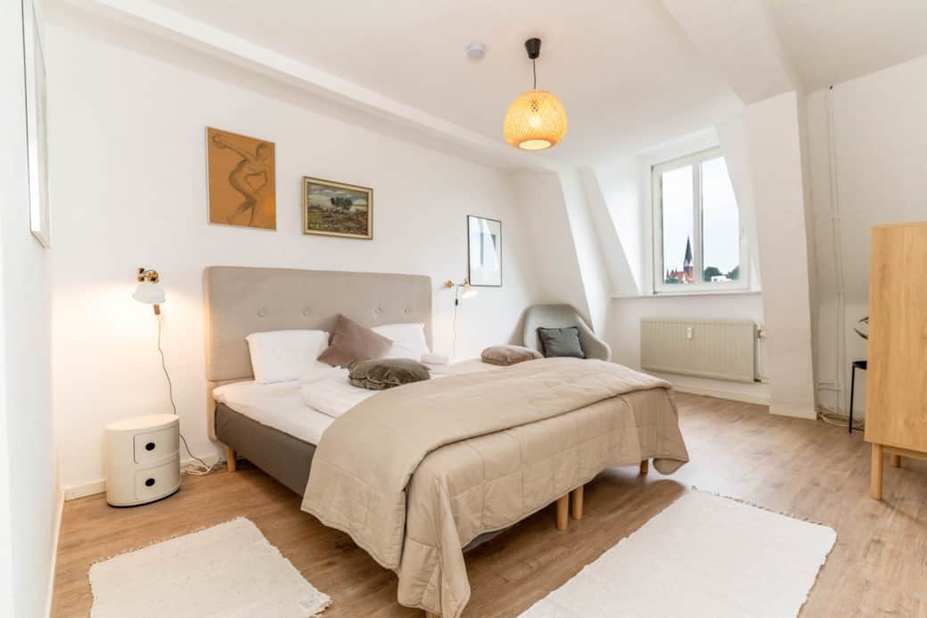Schlafzimmer 1 mit großem Doppelbett Schlafzimmer 1 mit großem Doppelbett