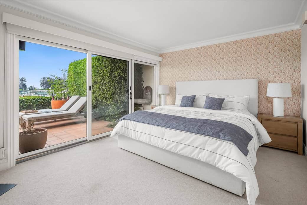 Wake up in this king size bed with polo field views, a fireplace and TV. This room has a connected bathroom & walk in closet. 