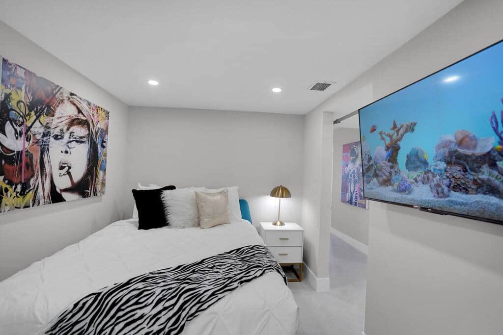 2nd interior Jr size bedroom, queen bed, Roku streaming tv, washer/dryer (no windows) 