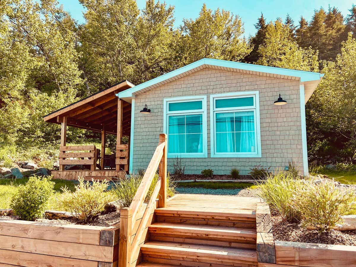 Profitez de l’air marin depuis cette charmante maisonnette , avec sa terrasse couverte parfaite pour admirer la plage et savourer chaque moment au grand air! ☀️ 