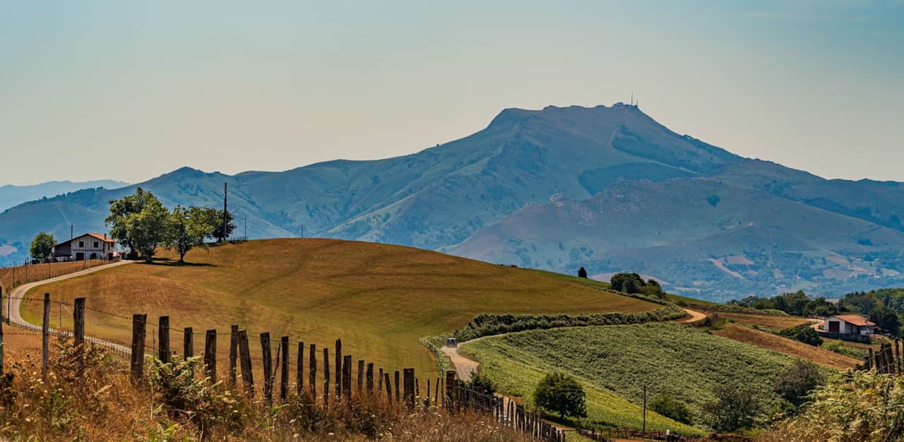 La Rhune - Profitez d’un panorama exceptionnel sur les montagnes basques, l’océan et la côte