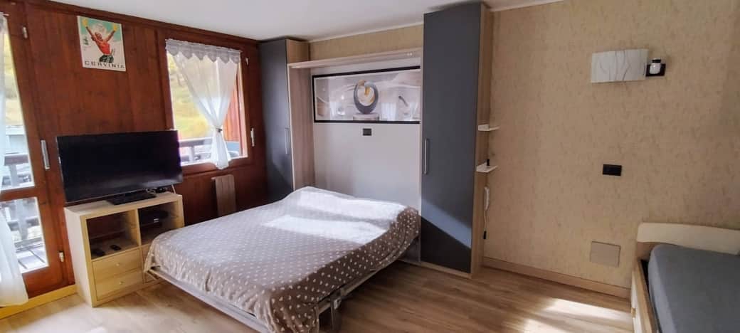 Letto matrimoniale aperto e stanza