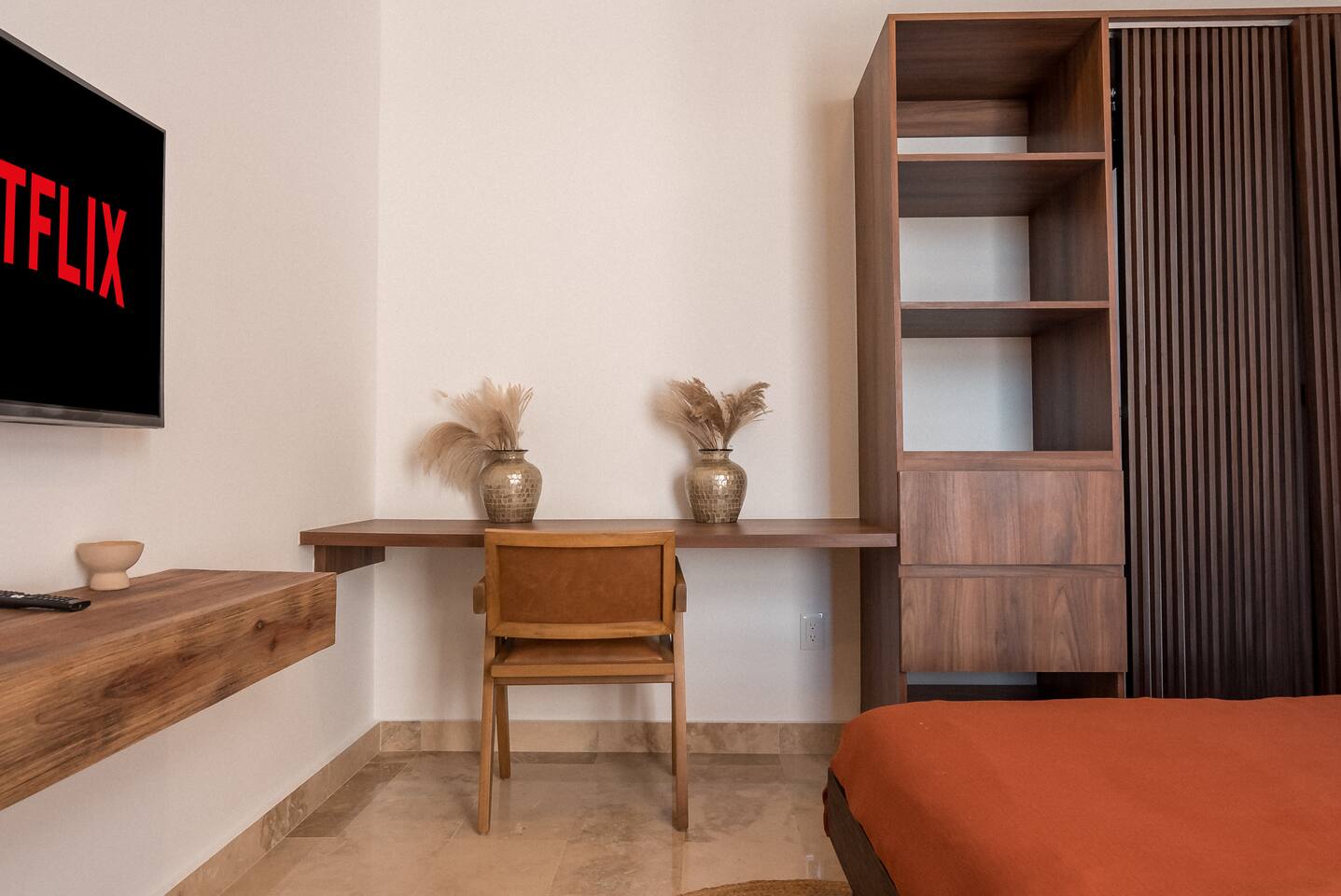 ¿Necesitas ponerte al día con el trabajo en Tulum? Esta recámara incluye un espacio de trabajo dedicado con escritorio, silla cómoda y contacto cercano: perfecto para trabajar a distancia, revisar correos o planear tu próxima aventura en Tulum.