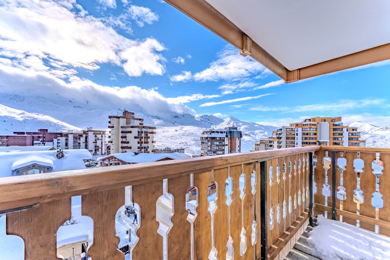 Balcon en bois face aux montagnes enneigées — Wooden Paradise, Val Thorens