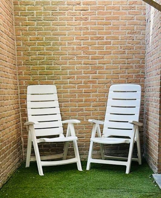 Gezellige zithoek op het tweede terras - perfect om rustig te ontspannen terwijl de kinderen spelen.
