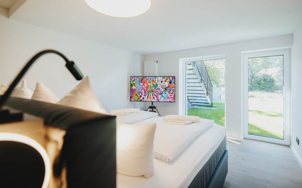 Schlafzimmer 1 mit Blick in den Garten