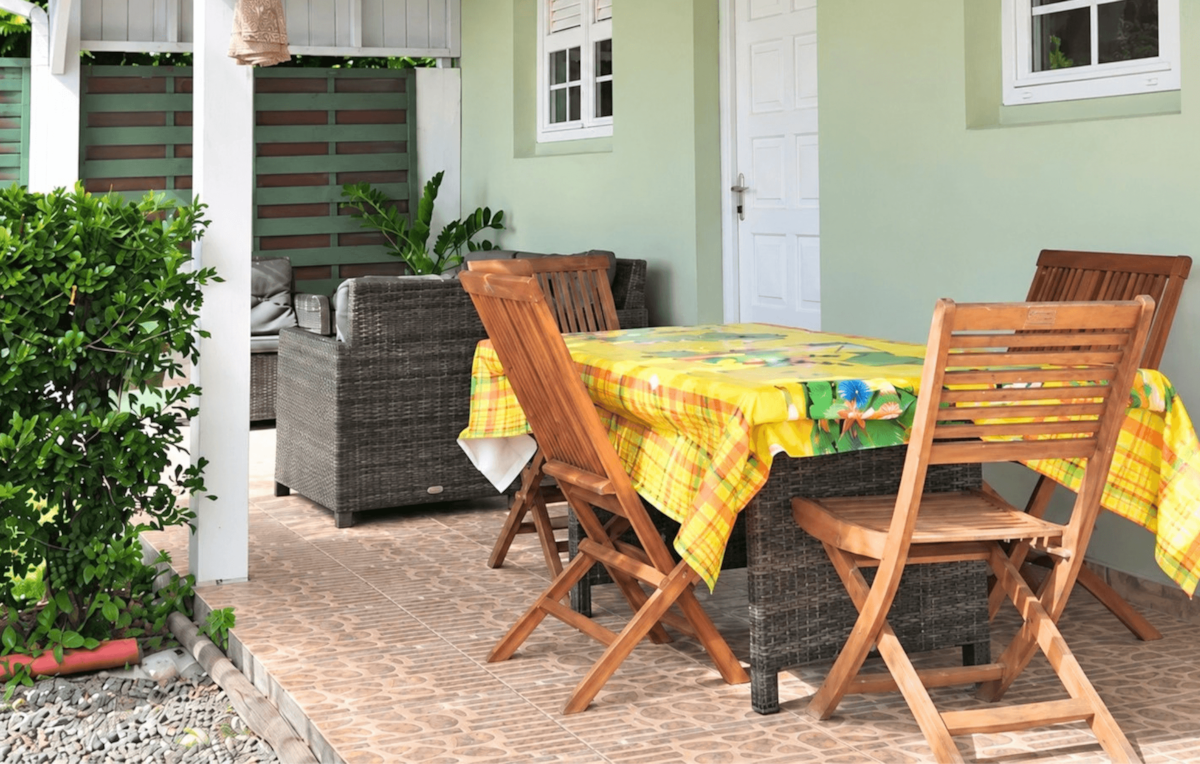 Terrasse couverte et coin repas au bord de la piscine