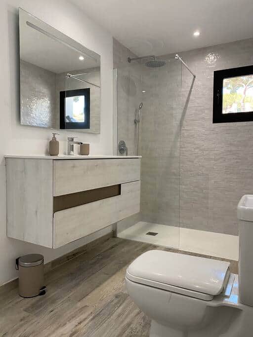 Ensuite Bathroom 2