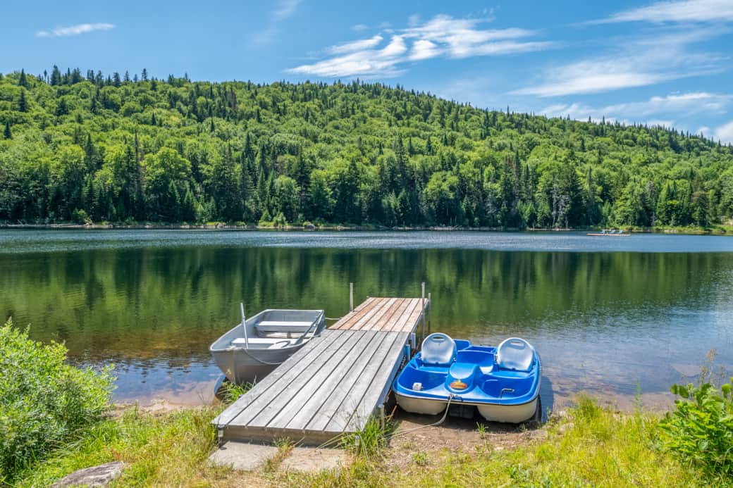 Quai avec canot et pédalo Quai avec canot et pédalo