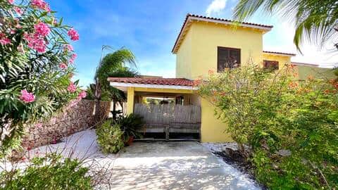 Caribisch vakantiehuis Kas Luna in Belnem op Bonaire met een tropische tuin en een zonnige ligging