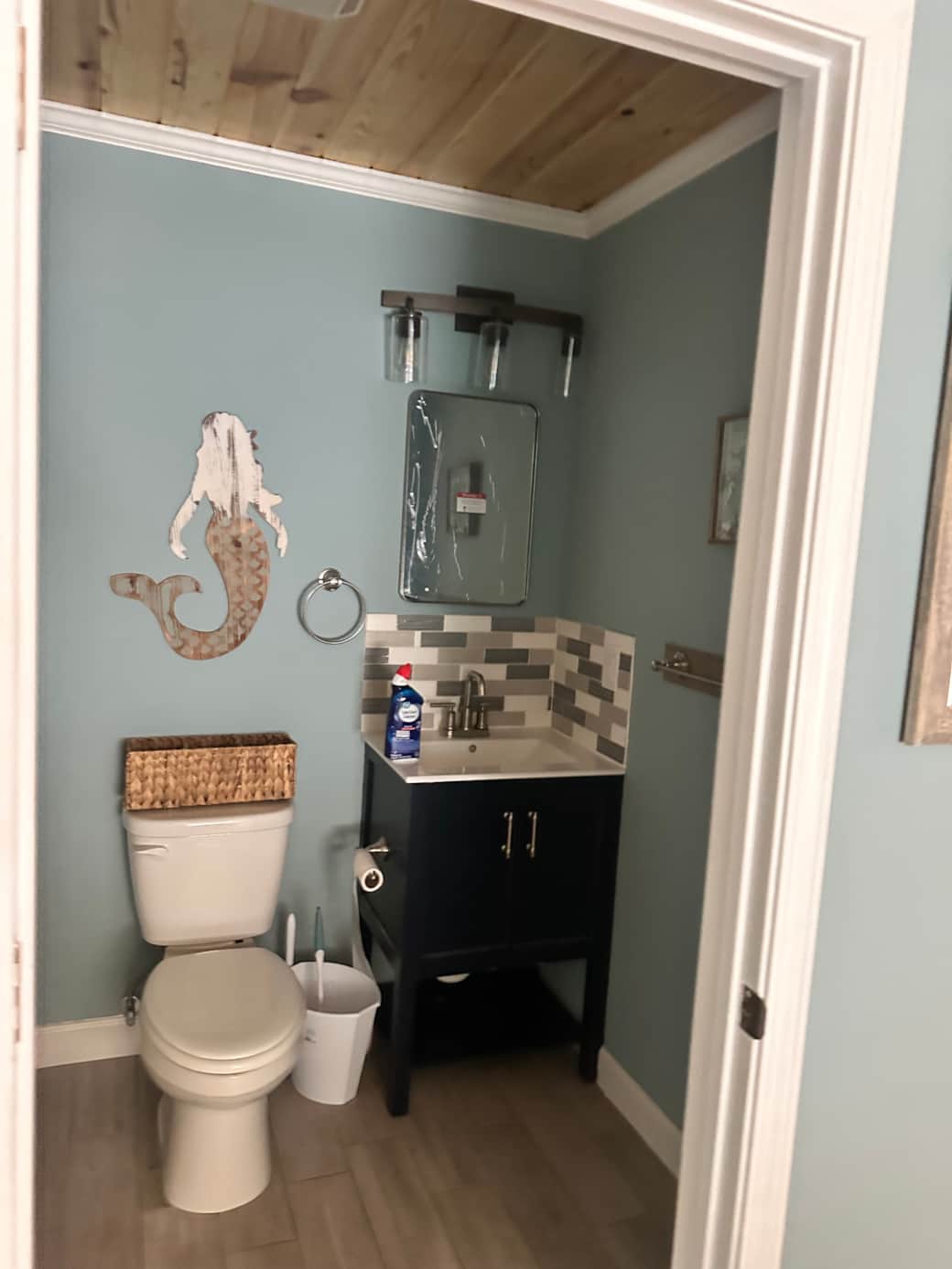 Bathroom with coastal accents