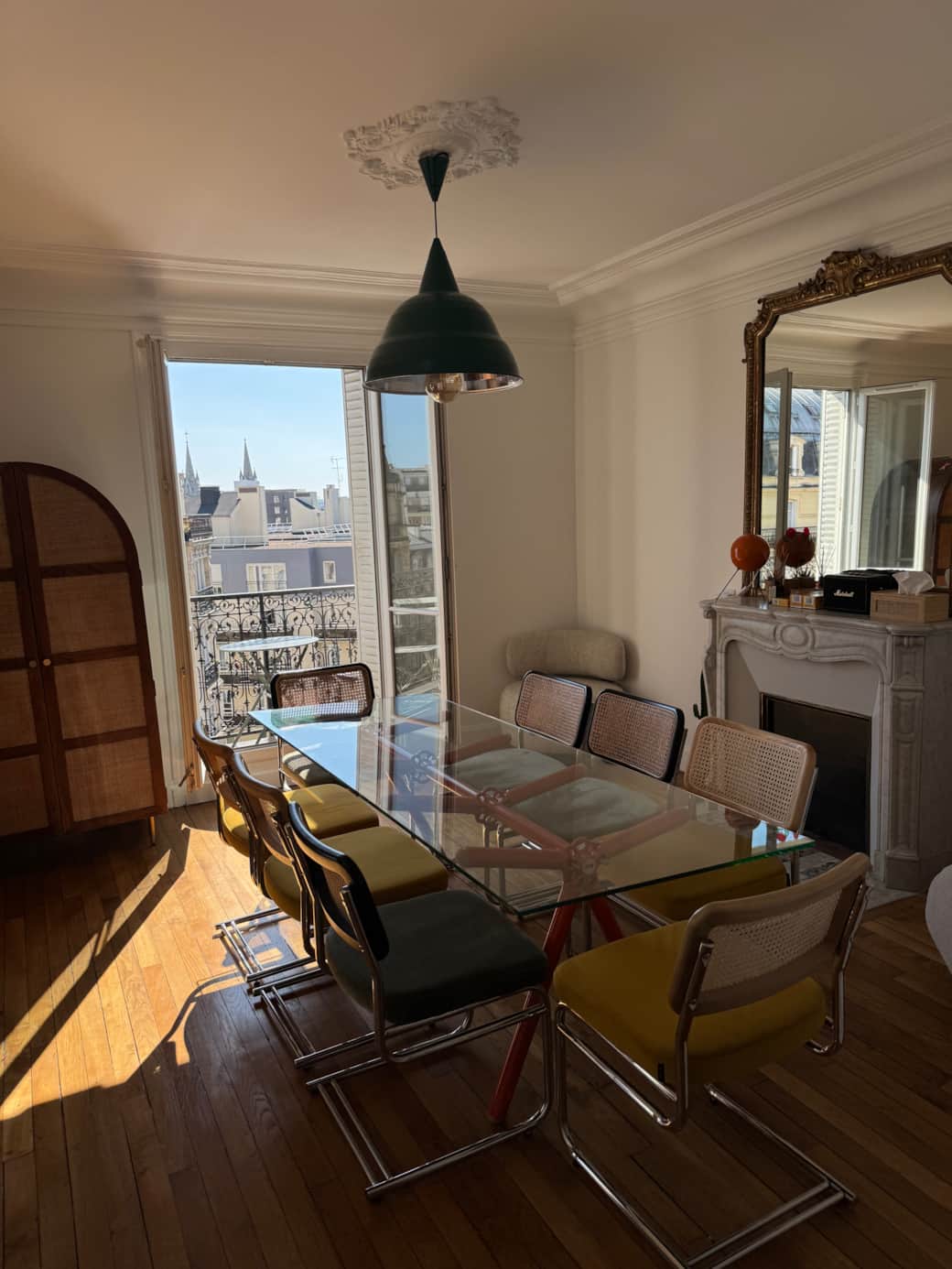 Chimenea, espejo dorado y luz pasante: el encanto parisino en el corazón de sus comidas.