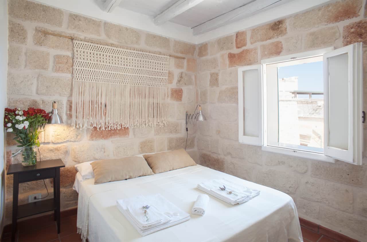 2nd floor - Bedroom with sea view window - French size bed 140x200