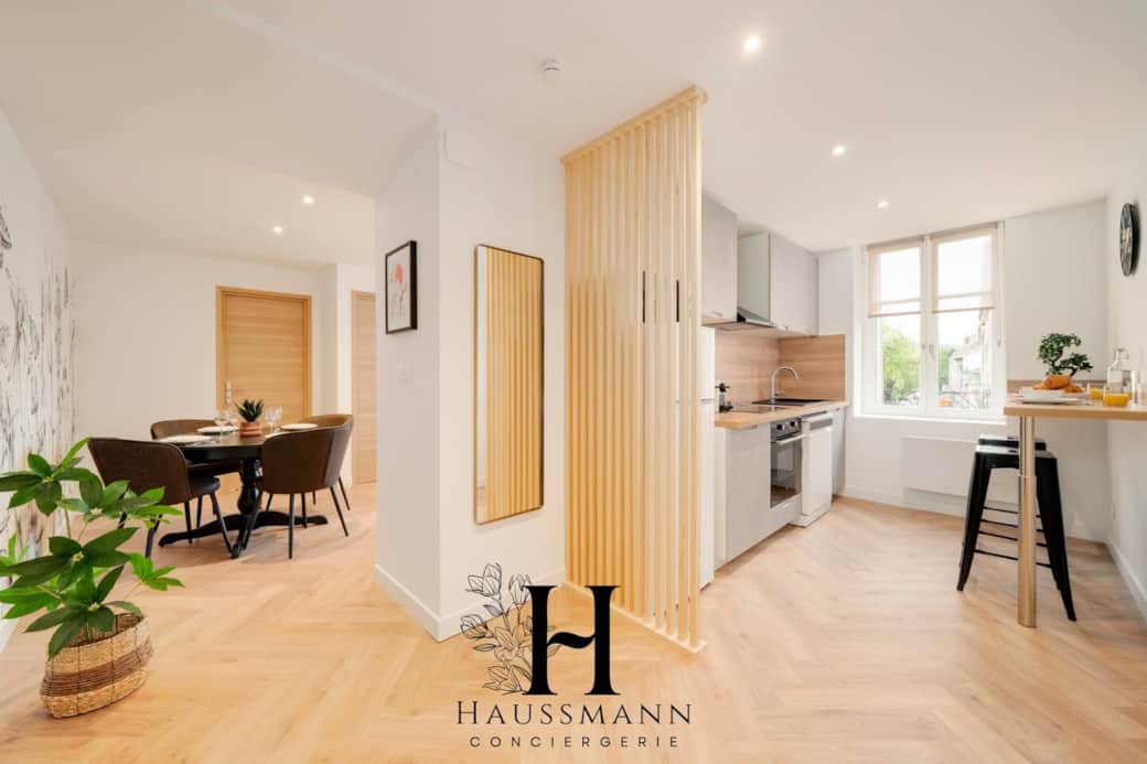 Un espace repas convivial avec table ronde pour 4 personnes, des chaises confortables et un coin salon cosy pour se détendre après les repas. Un espace repas convivial avec table ronde pour 4 personnes, des chaises confortables et un coin salon cosy pour se détendre après les repas.