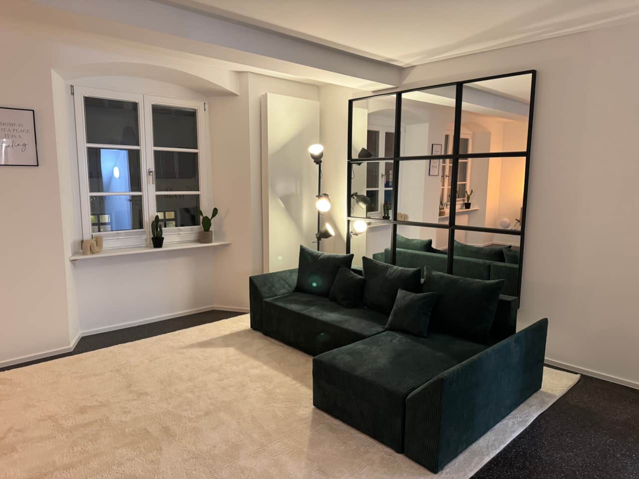 Wohnzimmer mit Couch und Spiegelfront im Industriedesign