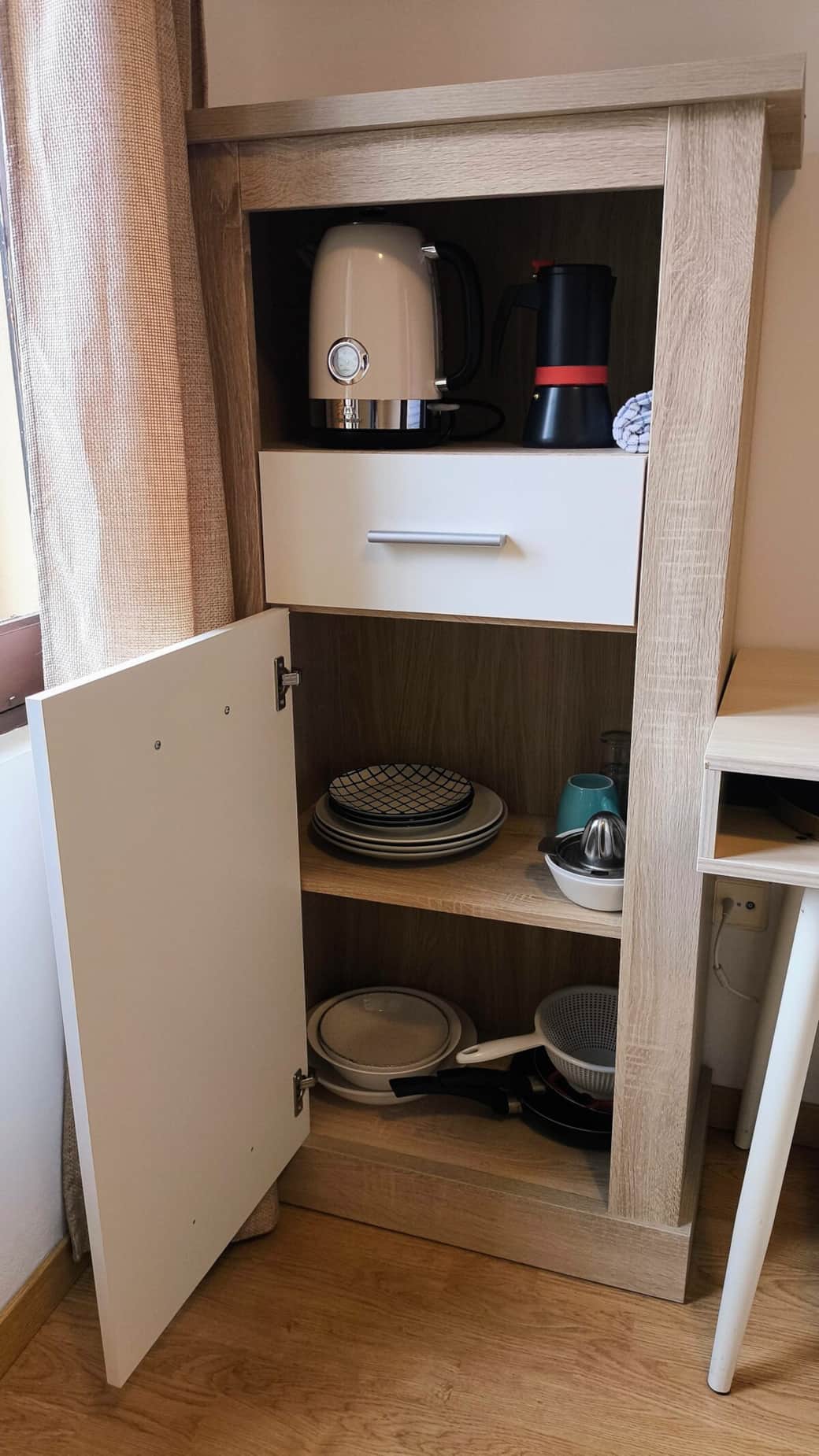 Utensilios de cocina, cafetera, hervidor, sartenes, etc.