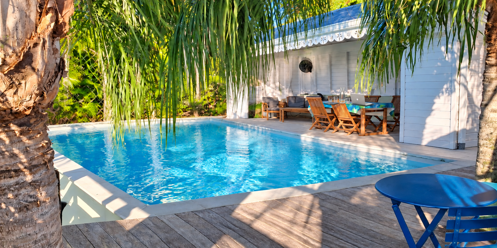 Piscine et jardin paysager de la Villa Fleurs à Papillons, loués à la journée au Diamant