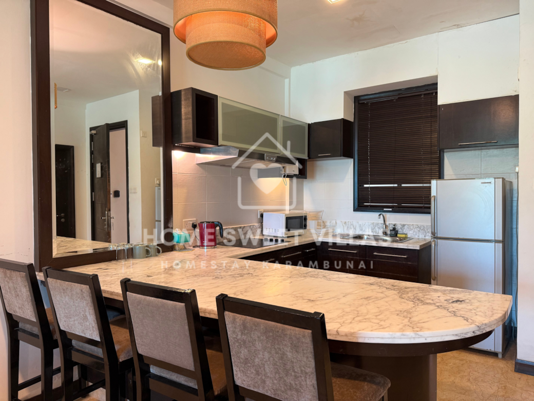 Dining area & kitchen