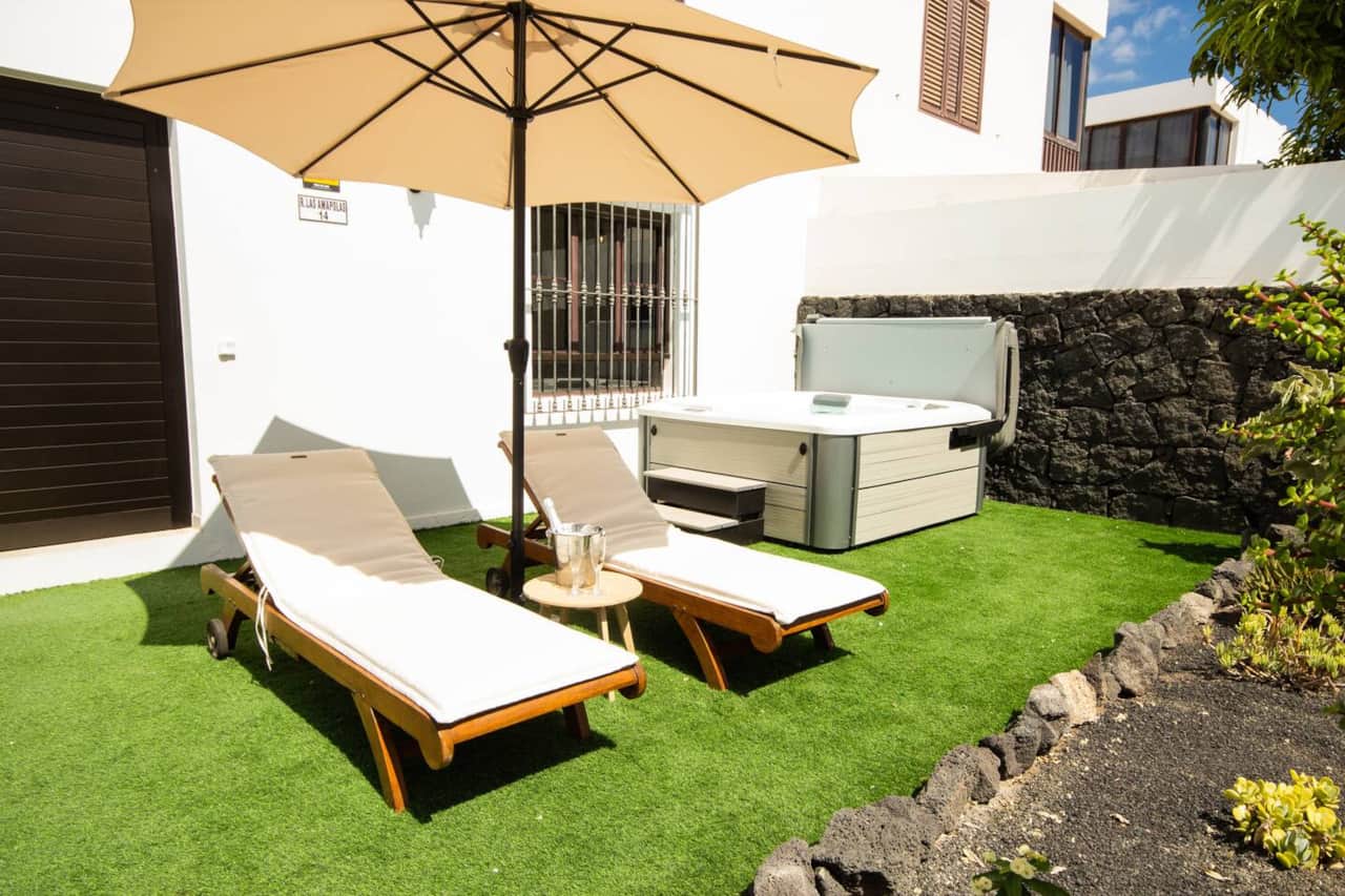 Espacio exterior con tumbonas en villa cerca de la playa