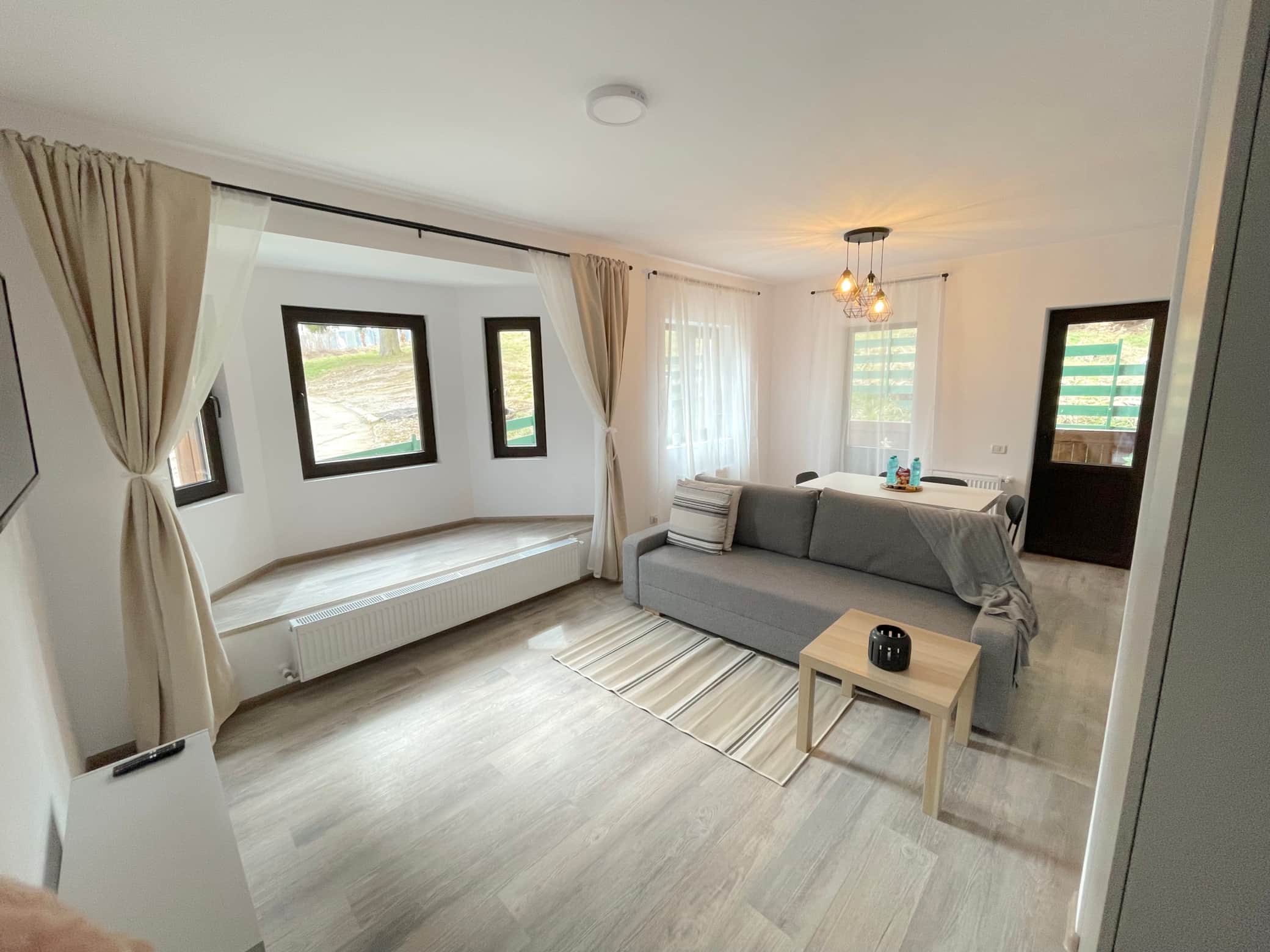 Cosy & Minimalistic 1BR (2) near Peleș Castle