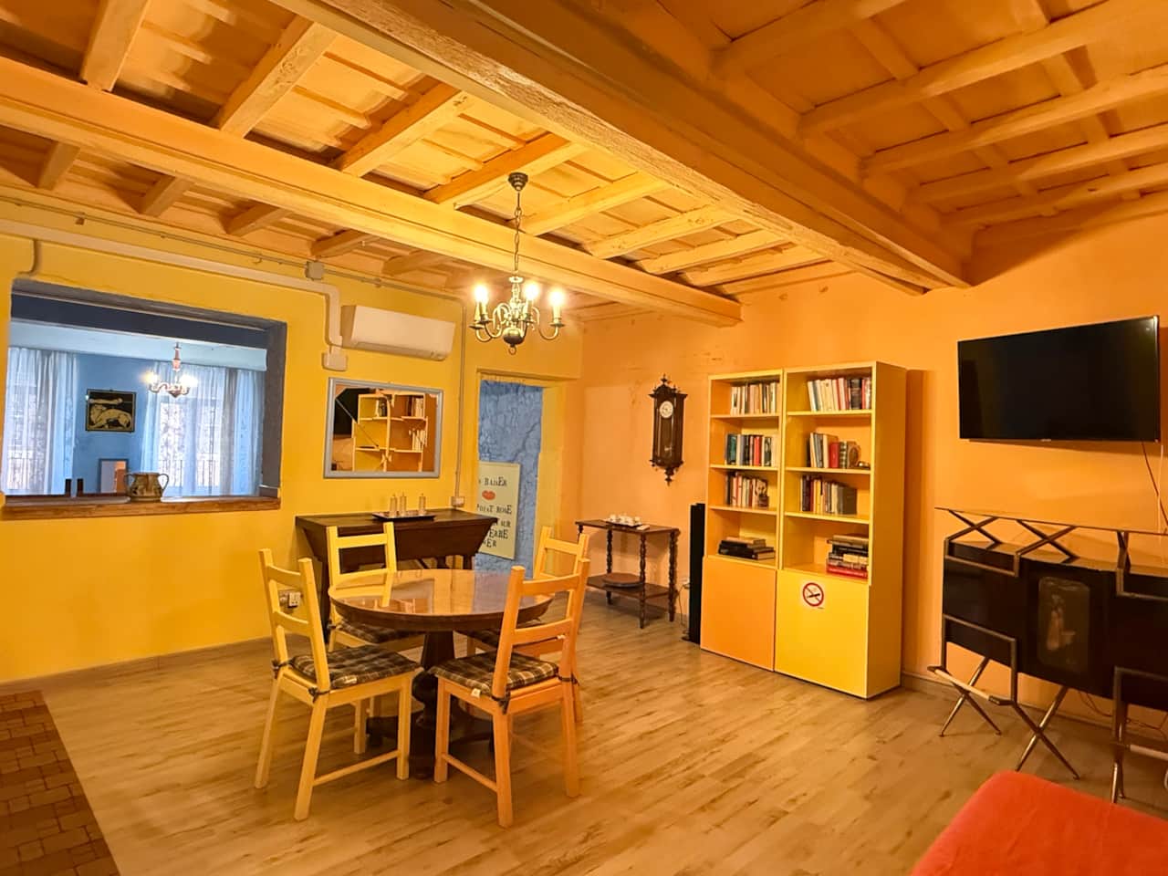 Zona pranzo con smart TV