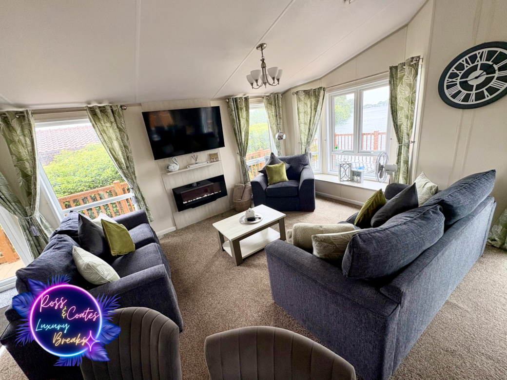 Lounge / Dining Area