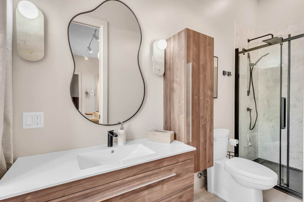 Salle de bain moderne et convivial !
Grande douche à effet de pluie pour vos moments de détente.
Vous y trouverez tout le nécessaire pour votre séjour : 