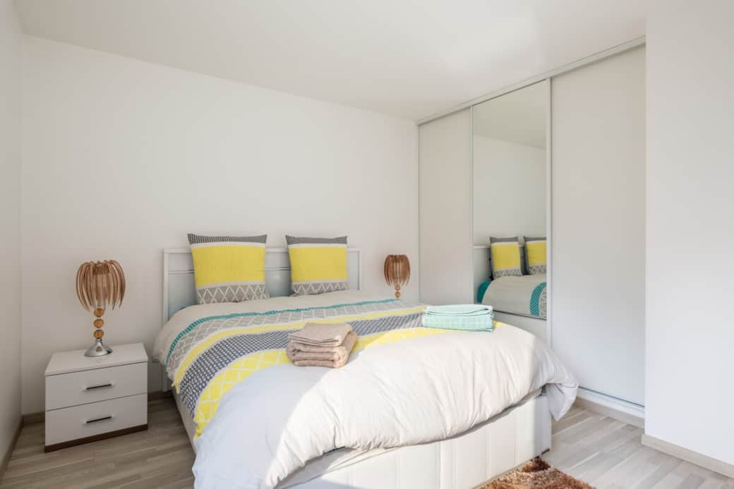 Chambre lumineuse avec lit Queen Size 160 × 200 cm