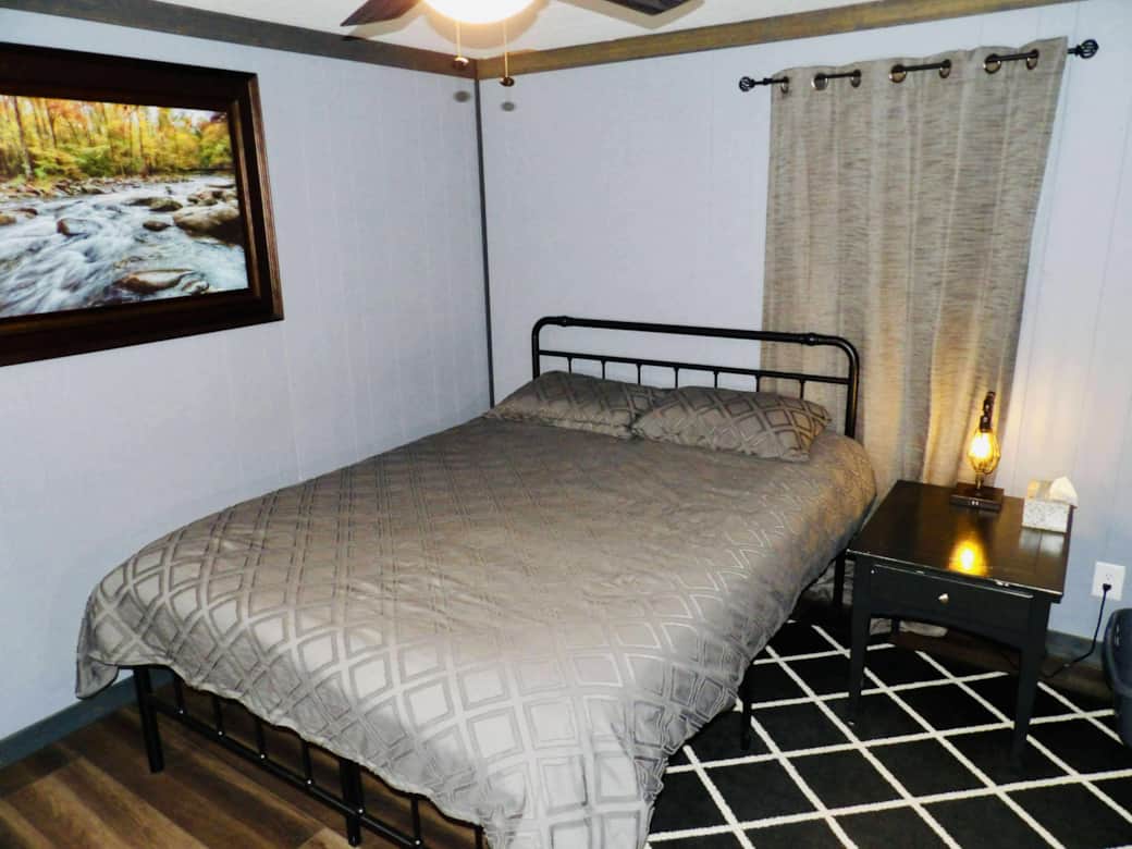 3rd bedroom with full bathroom. Queen bed 
