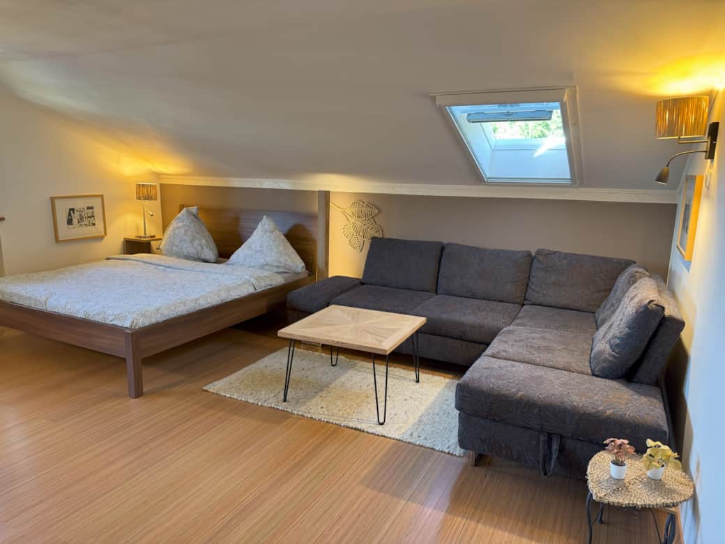 Wohnzimmer, 180cm Doppelbett mit 2 Einzelmatratzen, Schlafcouch, Verdunklungsrollos, Fliegenschutz