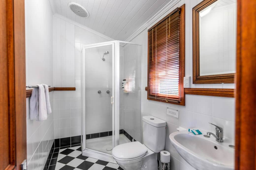 Ensuite off main bedroom, upstairs