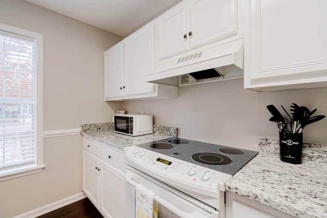 Fully stocked Kitchen with Granite Fully stocked Kitchen with Granite