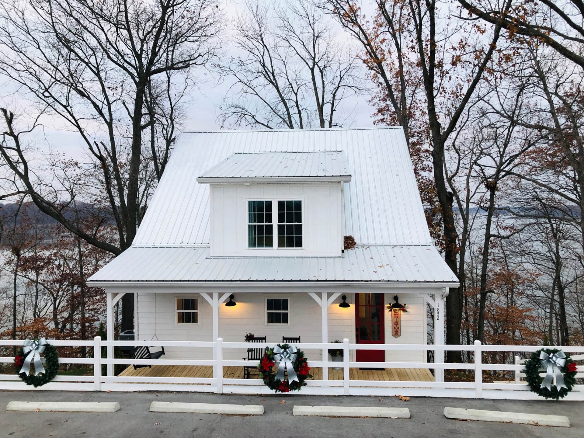 Barren River Lake Luxury Vacation Rental, Farmhouse with Water view