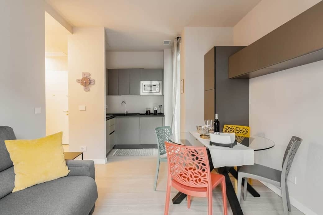La cucina, il tavolino, il frigo dove troverete tutto ciò che serve per trascorrere per cucinare i vostri succulenti piatti