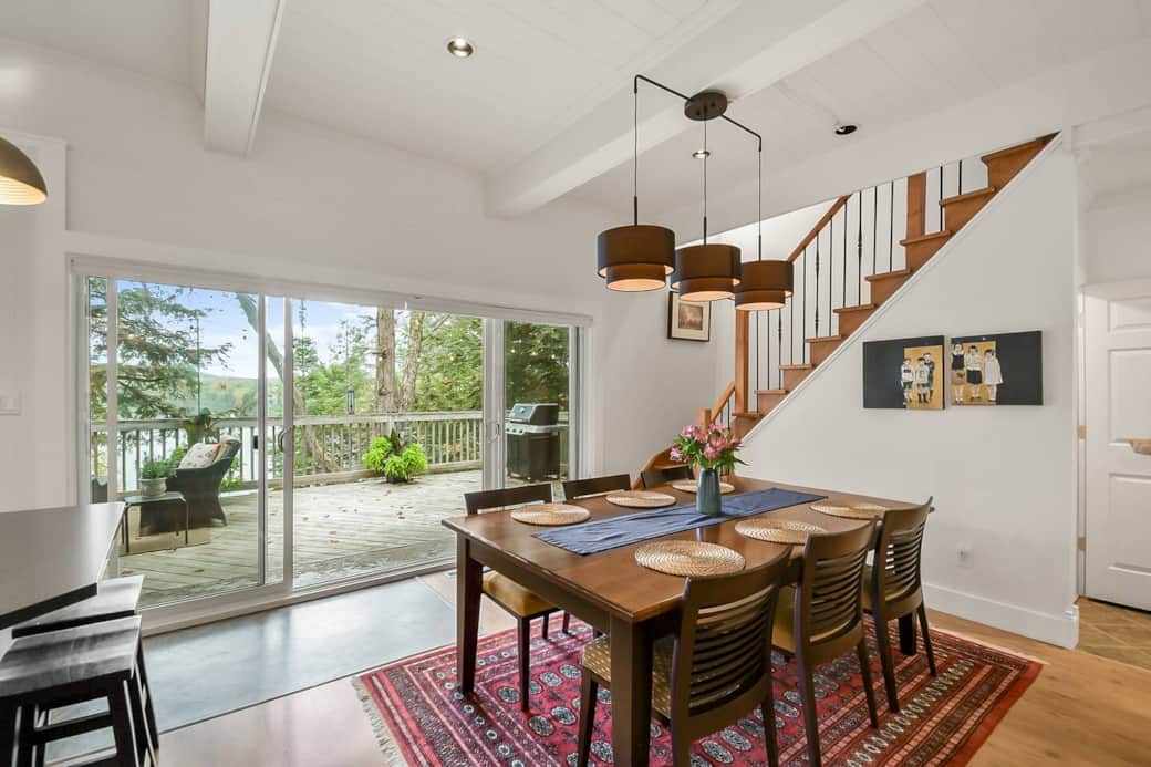 Enjoy the spectacular view from the table! The chairs are cushioned and comfortable. Ideal whether you're sitting for a long time enjoying a leisurely meal or a game.