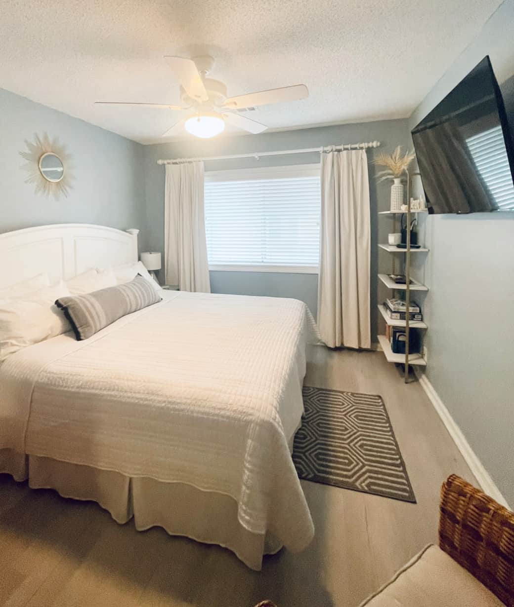 Bedroom (master) with king size bed ﹠pillowtop mattress Bedroom (master) with king size bed ﹠pillowtop mattress