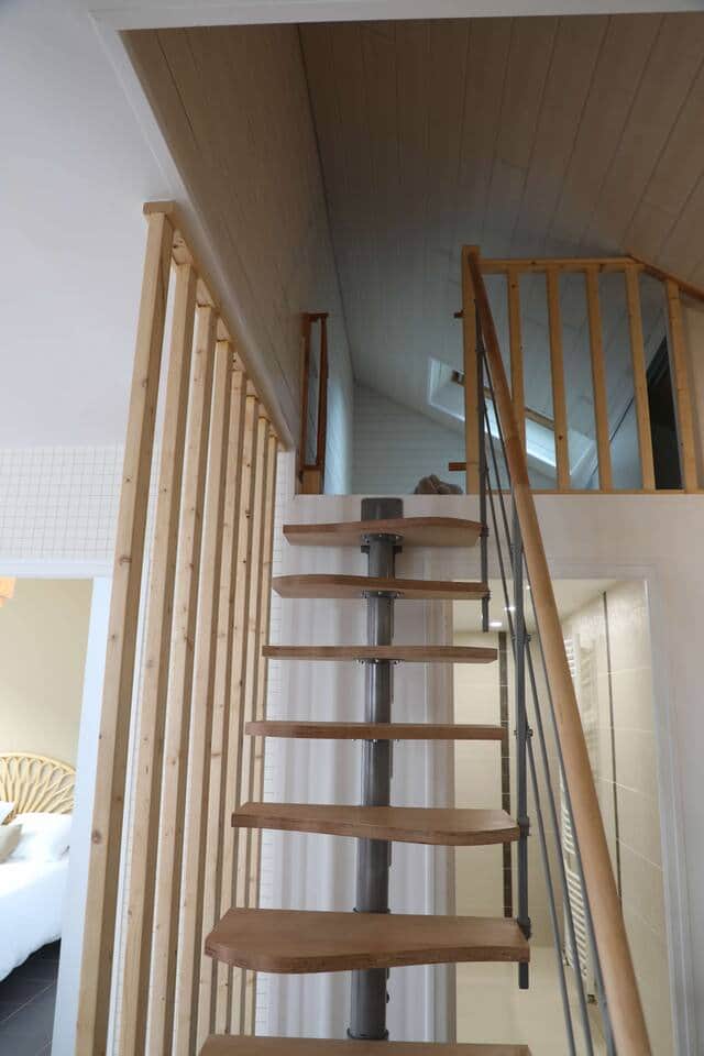 Les escaliers pour monter dans la mezzanine 