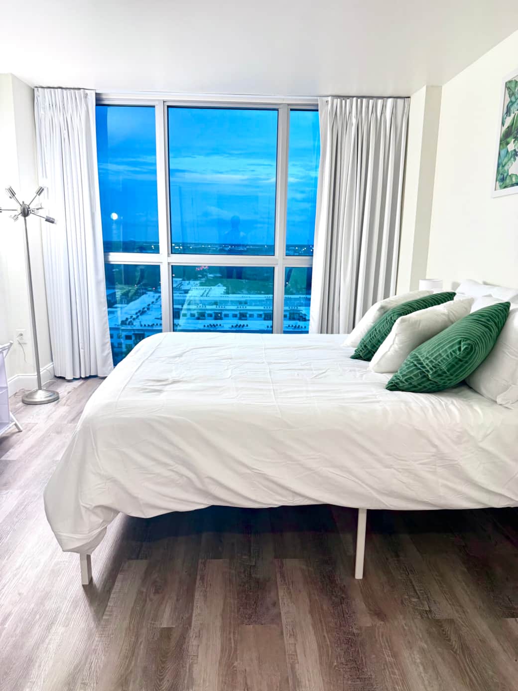 Bedroom Queen Bed + Smart TV