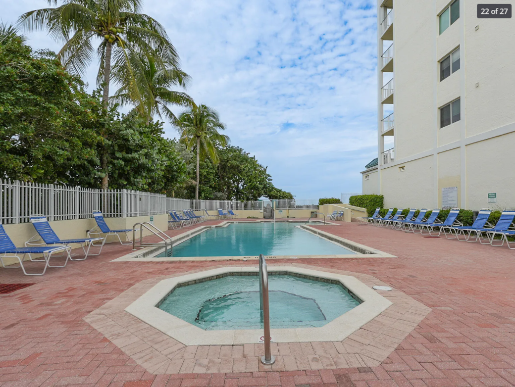 Hot tub & Outdoor Pool