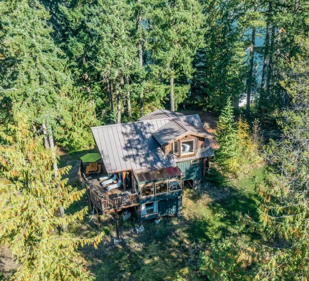 The main chalet. A cosy and modern log home. The main chalet. A cosy and modern log home.